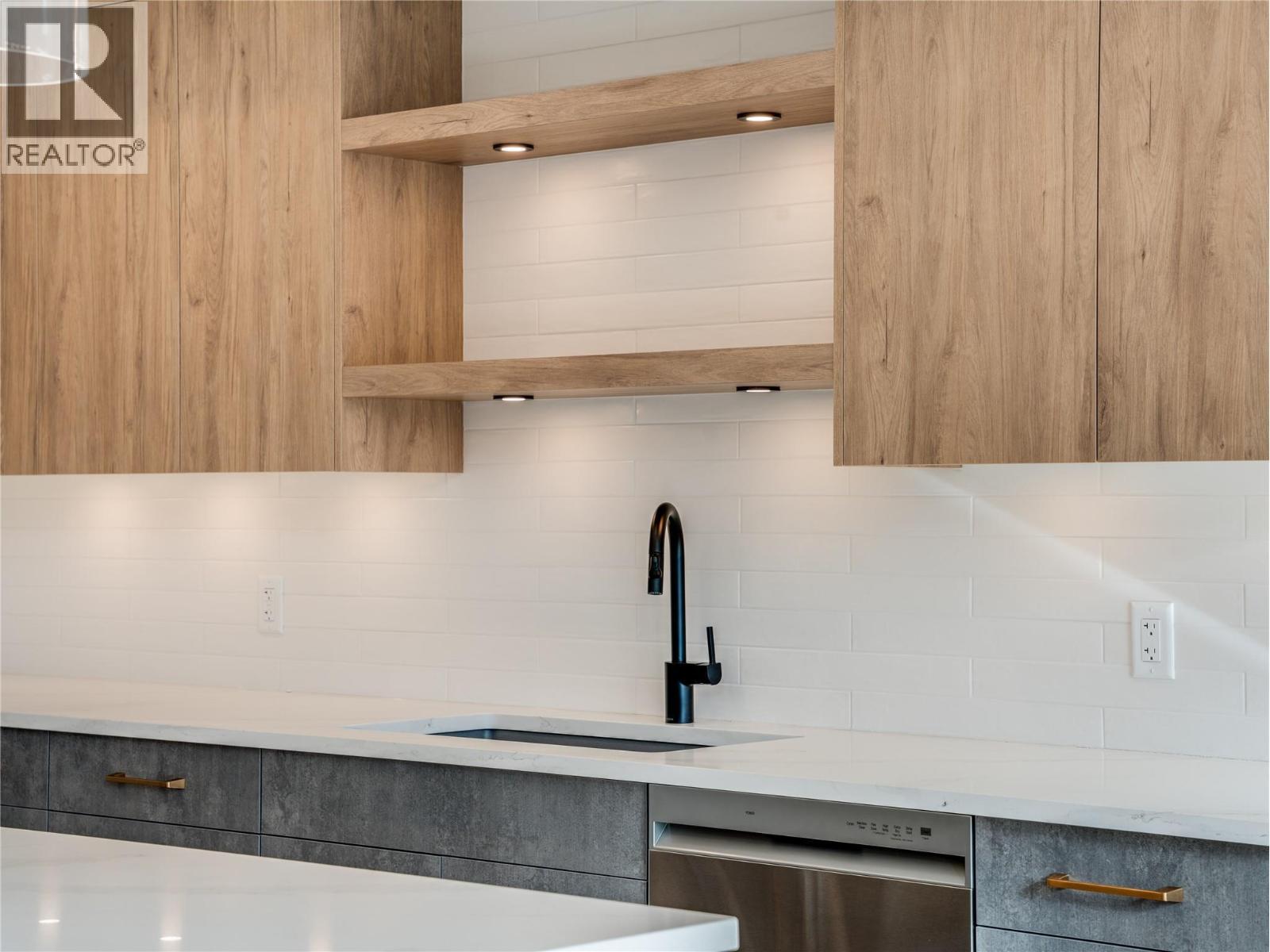 910 Lakeside Drive Unit# 401, Nelson, BC - Indoor Photo Showing Kitchen
