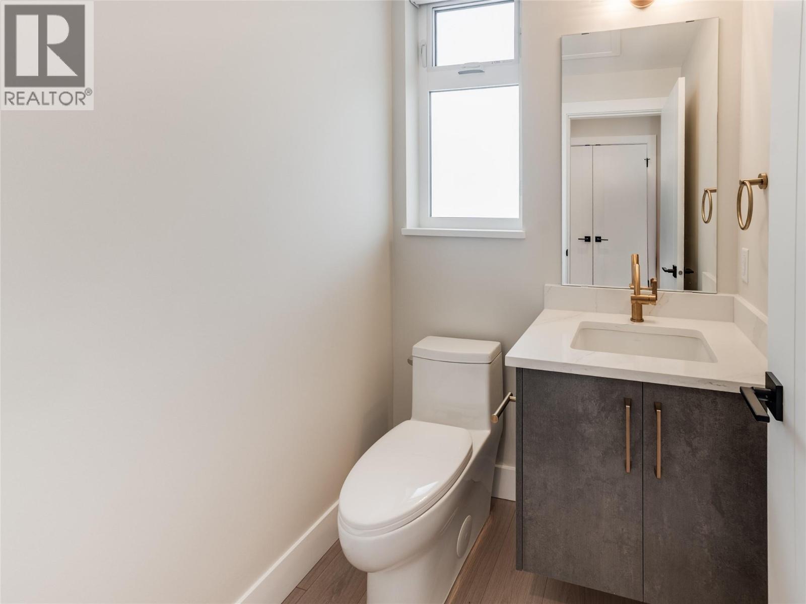 Half Bathroom off foyer - 910 Lakeside Drive Unit# 401, Nelson, BC - Indoor Photo Showing Bathroom