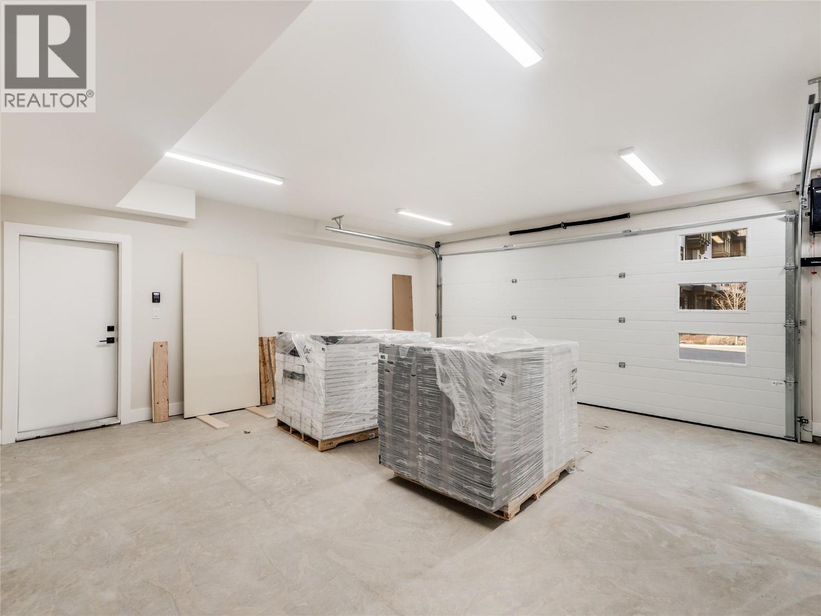 910 Lakeside Drive Unit# 401, Nelson, BC - Indoor Photo Showing Garage