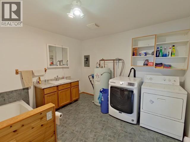 4002 Highway 101, Powell River, BC - Indoor Photo Showing Laundry Room