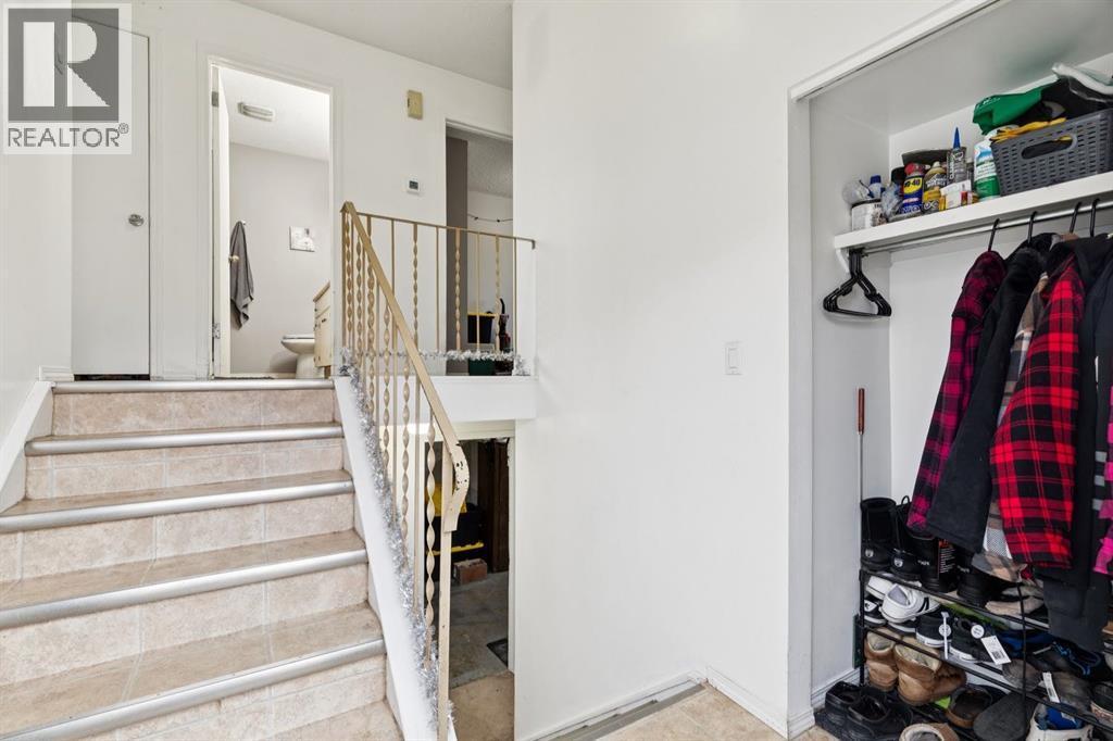 157 Penbrooke Close Se, Calgary, AB - Indoor