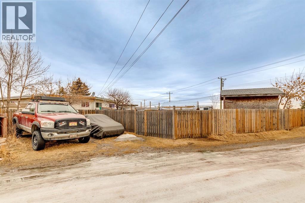 157 Penbrooke Close Se, Calgary, AB - Outdoor