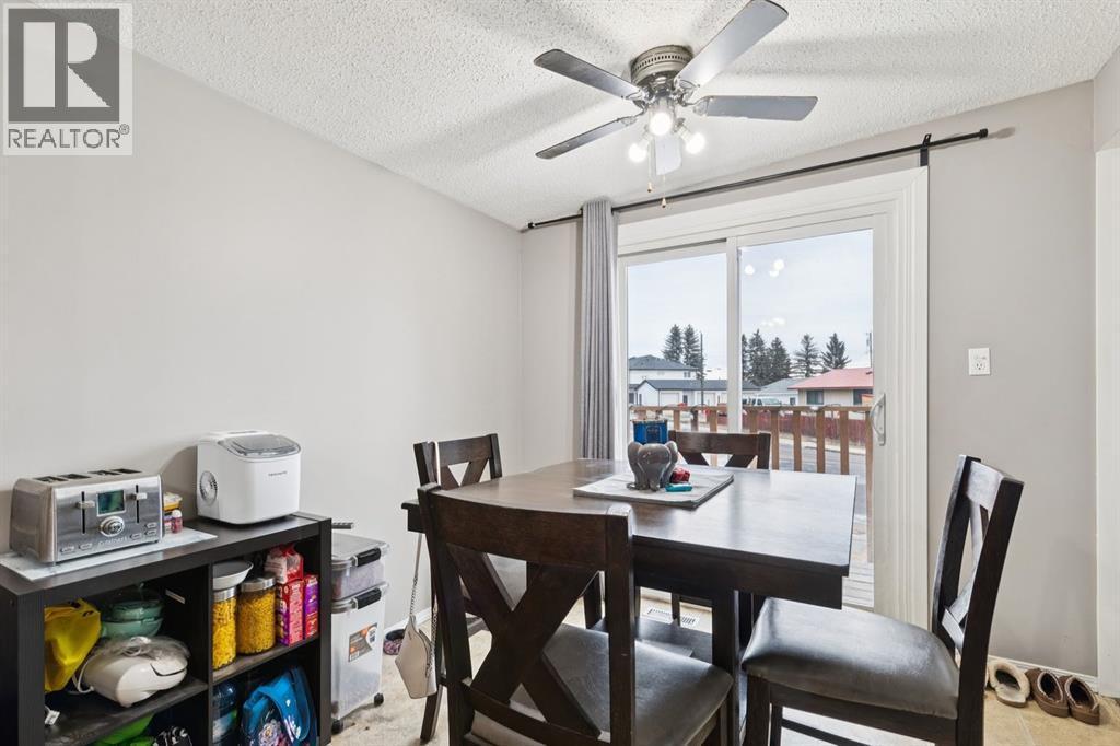 157 Penbrooke Close Se, Calgary, AB - Indoor Photo Showing Dining Room