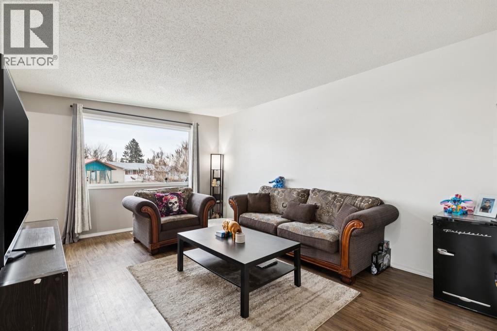 157 Penbrooke Close Se, Calgary, AB - Indoor Photo Showing Living Room