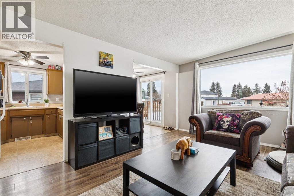 157 Penbrooke Close Se, Calgary, AB - Indoor Photo Showing Living Room