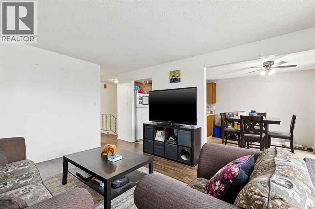 157 Penbrooke Close Se, Calgary, AB - Indoor Photo Showing Living Room