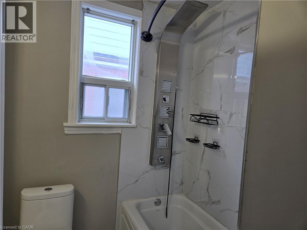 91 Barons Avenue S, Hamilton, ON - Indoor Photo Showing Bathroom