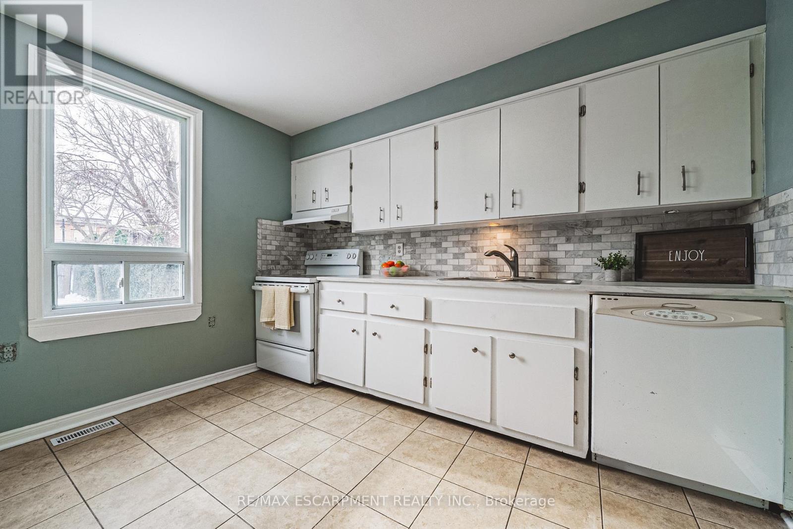 96 Case Street, Hamilton, ON - Indoor Photo Showing Kitchen