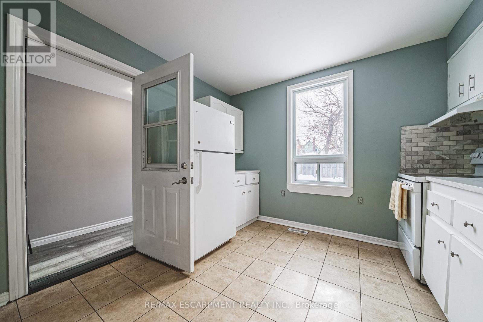 96 Case Street, Hamilton, ON - Indoor Photo Showing Laundry Room