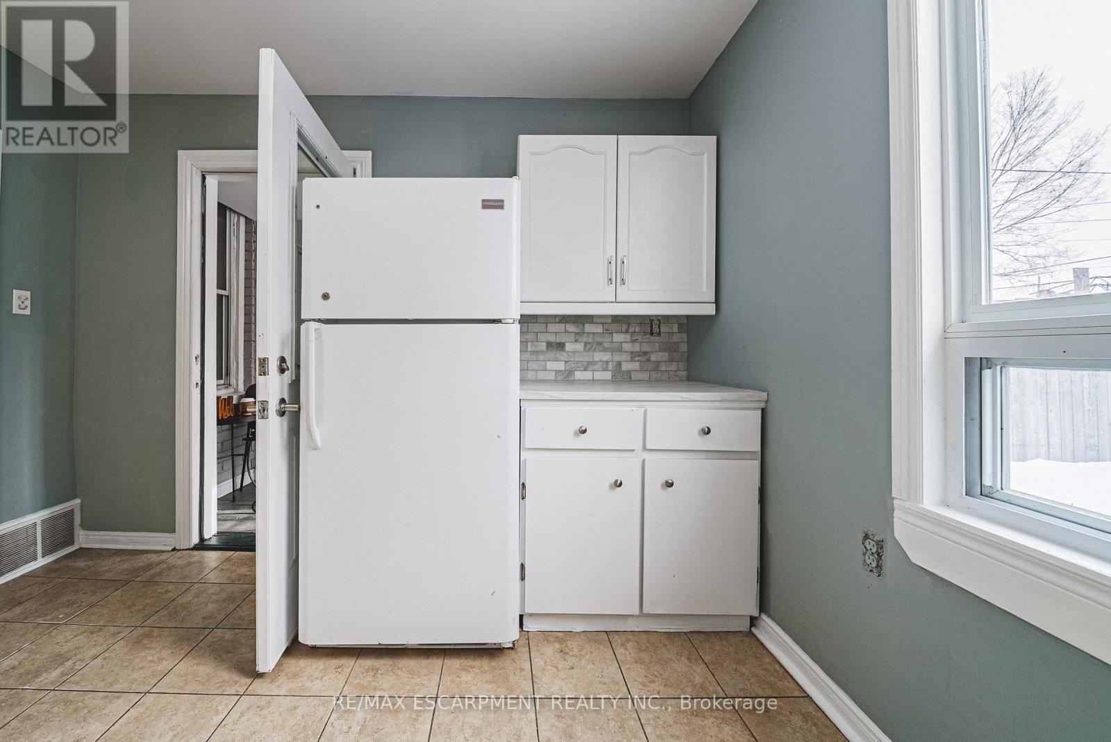 96 Case Street, Hamilton, ON - Indoor Photo Showing Other Room