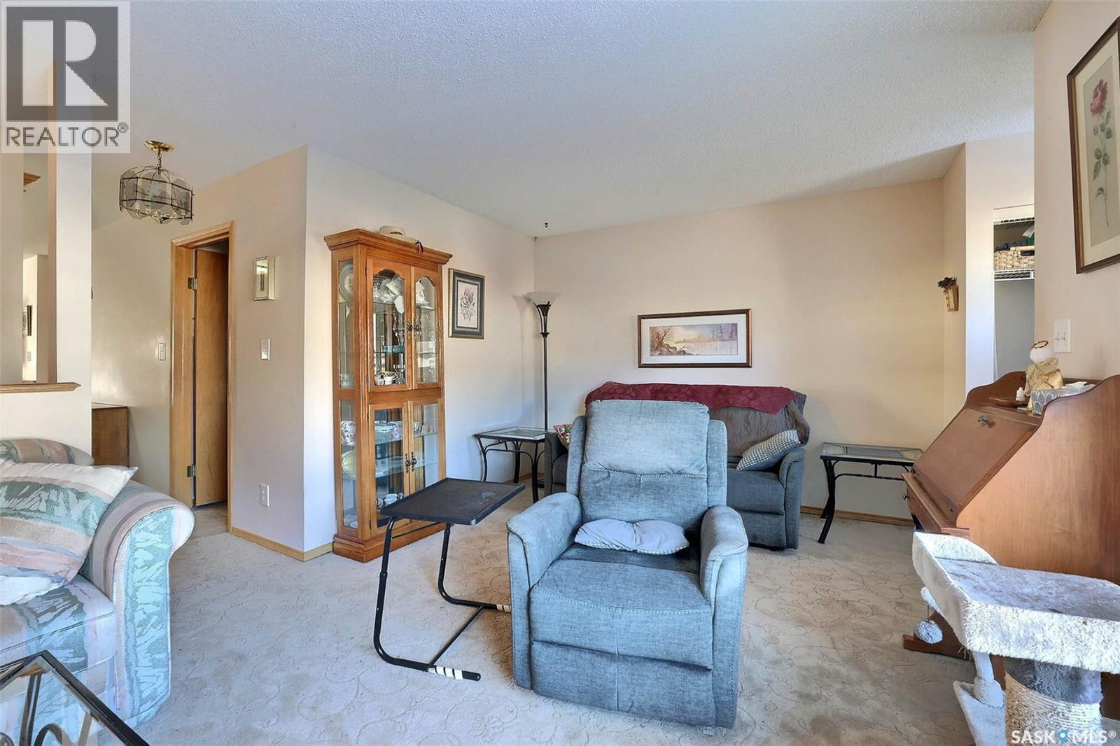 6302 Engel Drive, Regina, SK - Indoor Photo Showing Living Room