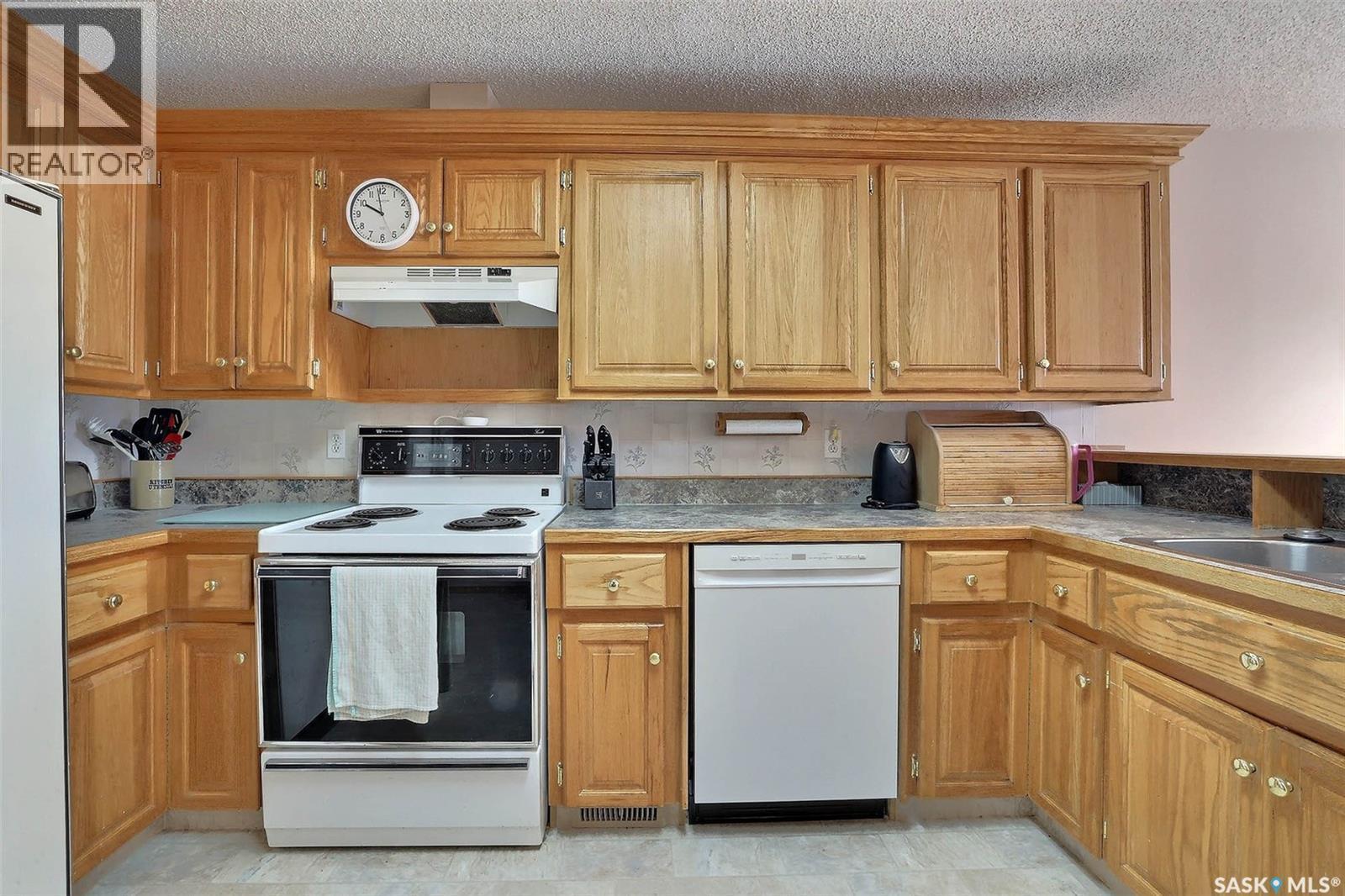 6302 Engel Drive, Regina, SK - Indoor Photo Showing Kitchen