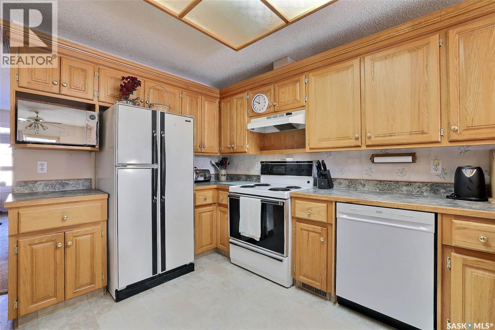6302 Engel Drive, Regina, SK - Indoor Photo Showing Kitchen