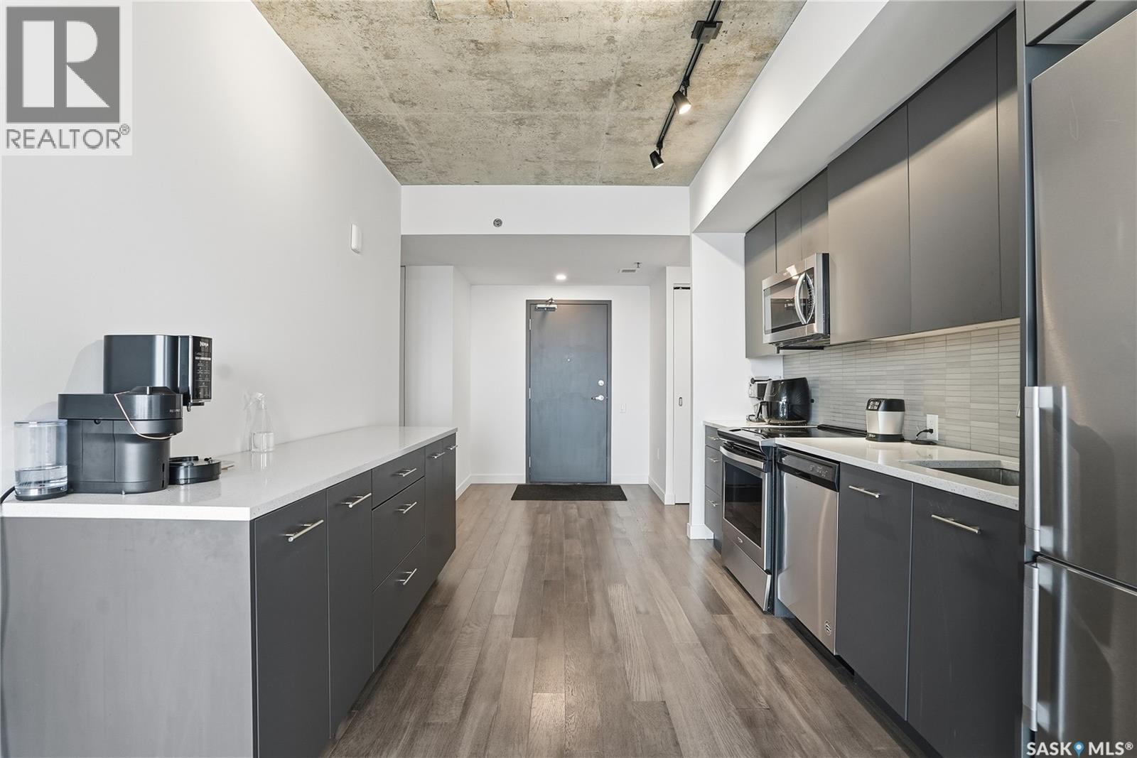 1302 490 2Nd Avenue S, Saskatoon, SK - Indoor Photo Showing Kitchen With Stainless Steel Kitchen With Upgraded Kitchen