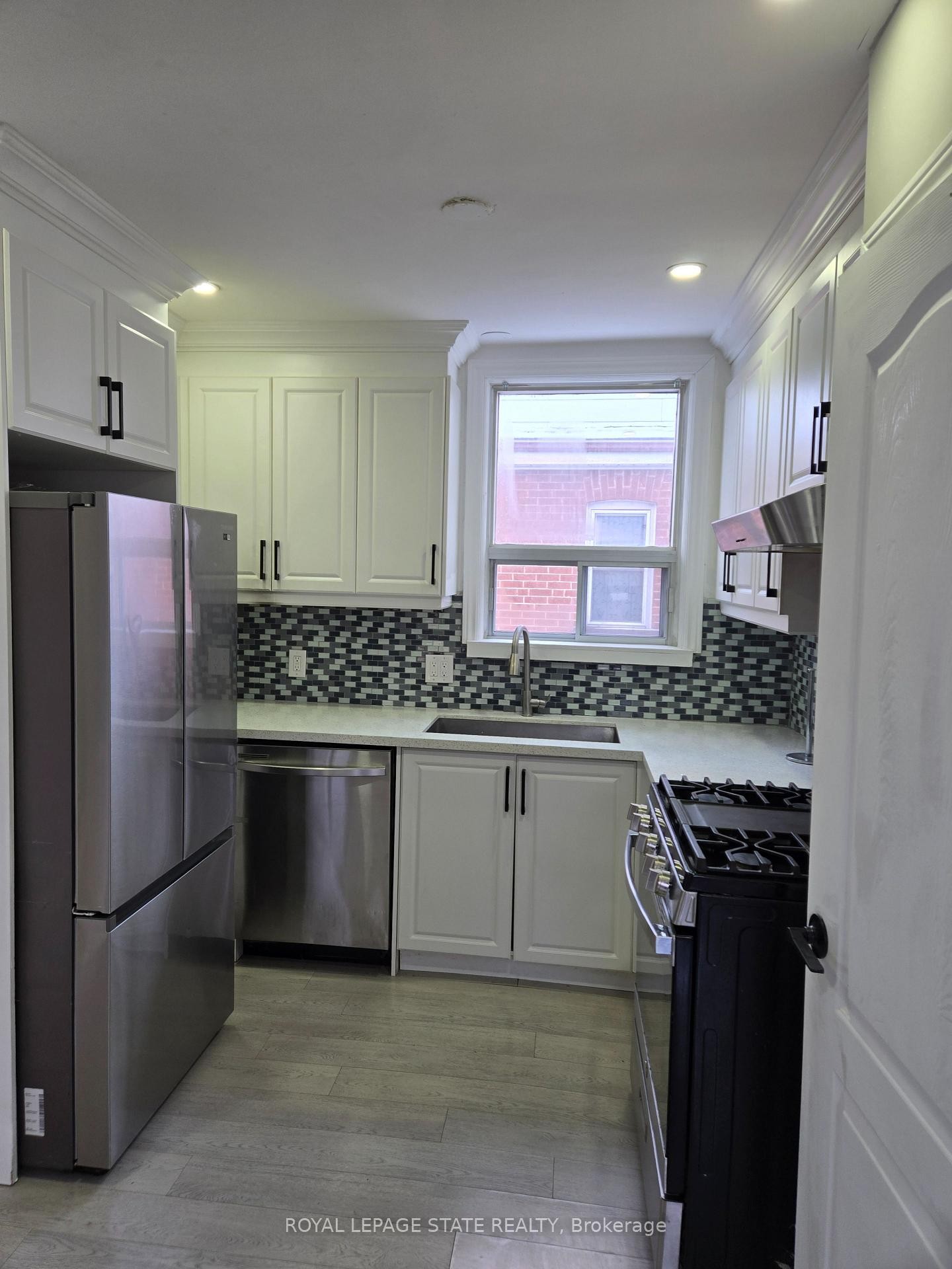 91 Barons Avenue S, Hamilton, ON - Indoor Photo Showing Kitchen With Upgraded Kitchen
