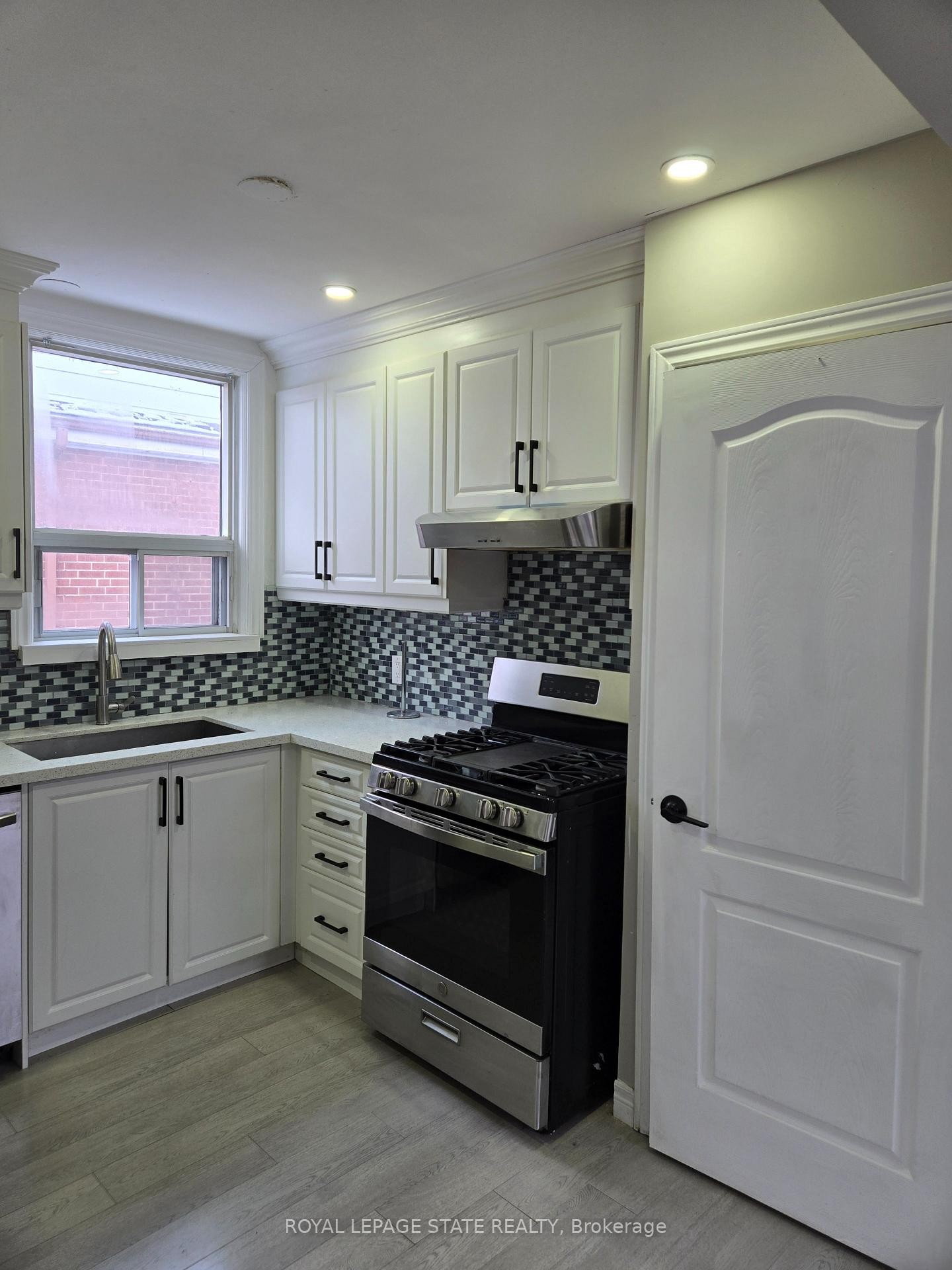 91 Barons Avenue S, Hamilton, ON - Indoor Photo Showing Kitchen