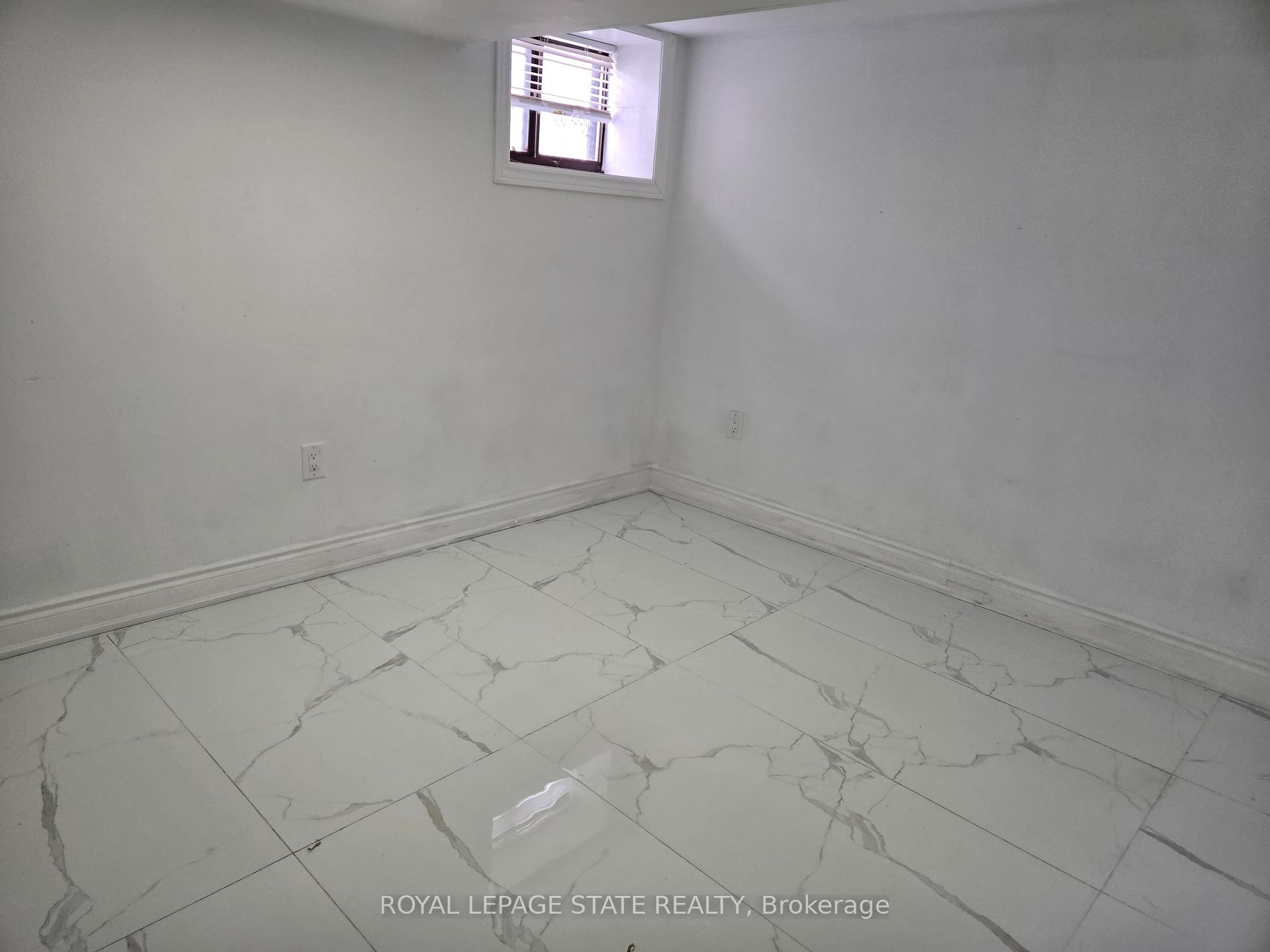 91 Barons Avenue S, Hamilton, ON - Indoor Photo Showing Other Room