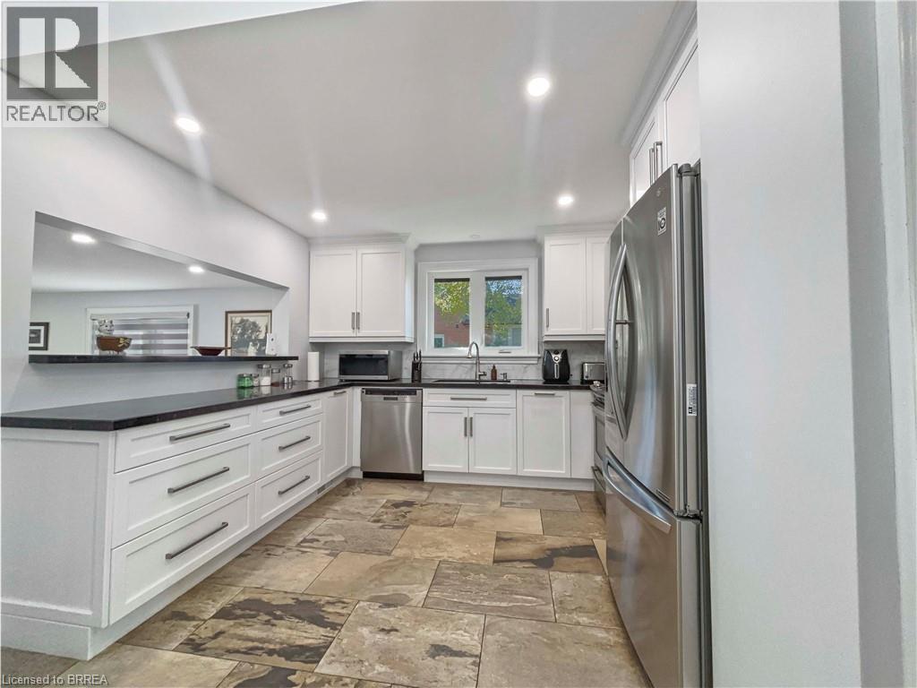 701 Upper Paradise Road, Hamilton, ON - Indoor Photo Showing Kitchen With Upgraded Kitchen