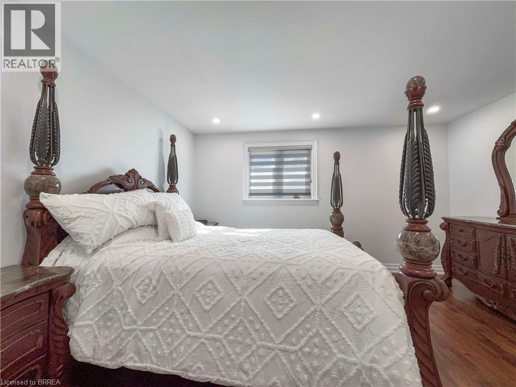 701 Upper Paradise Road, Hamilton, ON - Indoor Photo Showing Bedroom