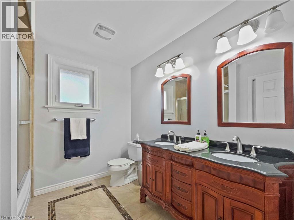 701 Upper Paradise Road, Hamilton, ON - Indoor Photo Showing Bathroom