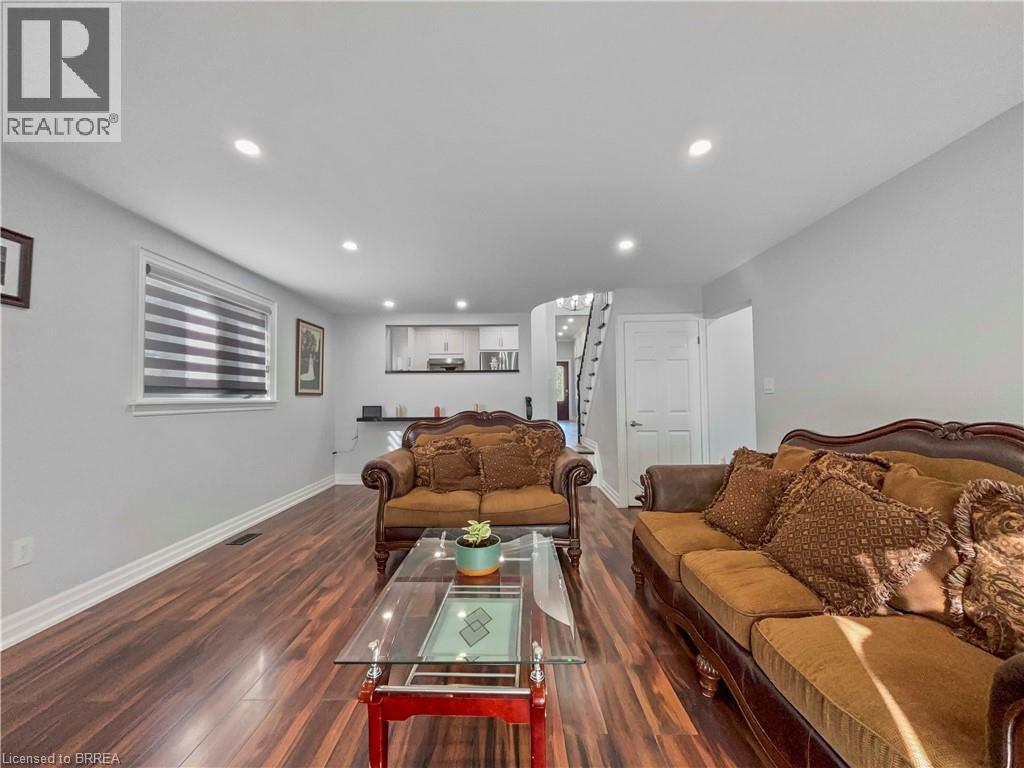 701 Upper Paradise Road, Hamilton, ON - Indoor Photo Showing Living Room