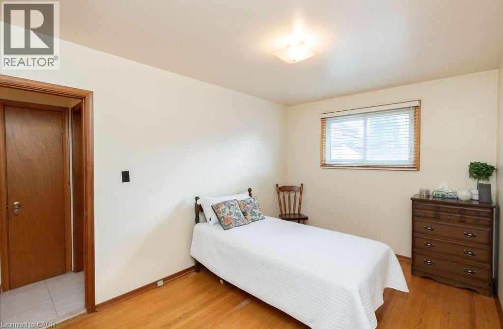 313 Barton Street W, Hamilton, ON - Indoor Photo Showing Bedroom