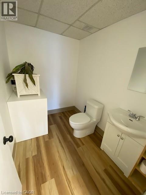 120 Parkdale Avenue N, Hamilton, ON - Indoor Photo Showing Bathroom