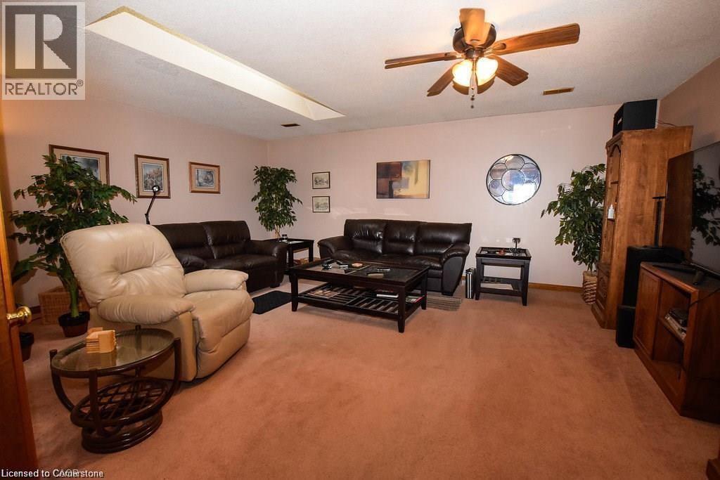 120 Parkdale Avenue N, Hamilton, ON - Indoor Photo Showing Living Room