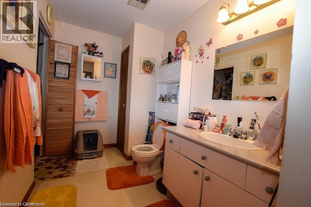 120 Parkdale Avenue N, Hamilton, ON - Indoor Photo Showing Bathroom