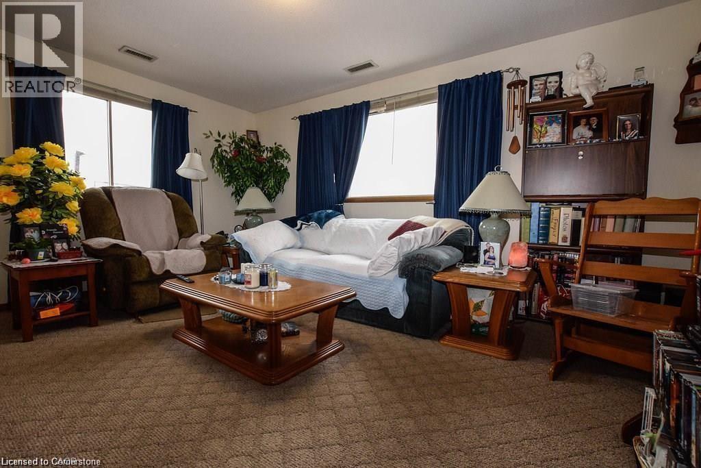 120 Parkdale Avenue N, Hamilton, ON - Indoor Photo Showing Living Room