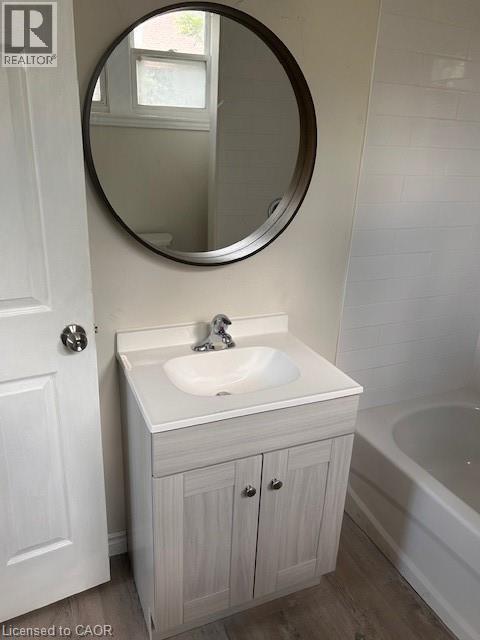 33-35 E Wood Street E, Hamilton, ON - Indoor Photo Showing Bathroom