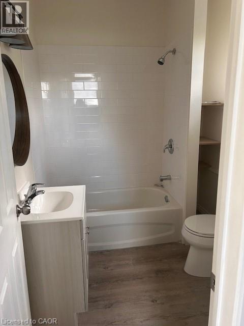 33-35 E Wood Street E, Hamilton, ON - Indoor Photo Showing Bathroom