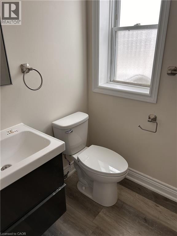 33-35 E Wood Street E, Hamilton, ON - Indoor Photo Showing Bathroom