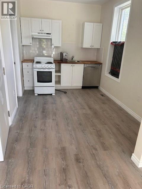33-35 E Wood Street E, Hamilton, ON - Indoor Photo Showing Kitchen