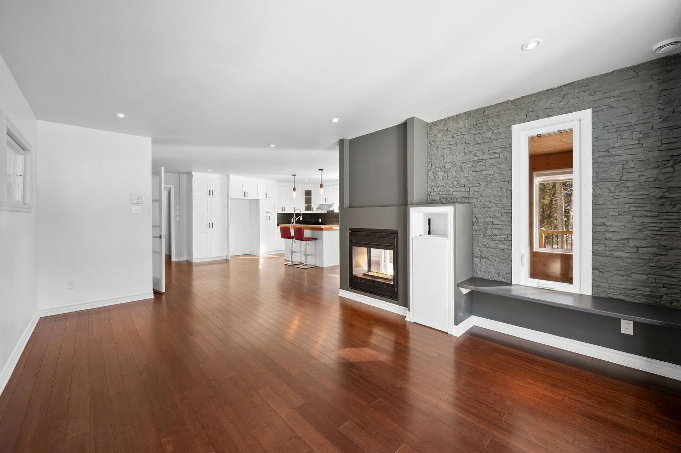 Living room - 750 Rue De Plaisance, Sainte-Adèle, QC - Indoor With Fireplace