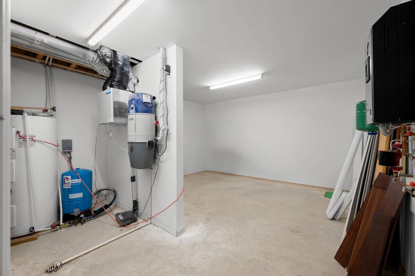 Storage - 750 Rue De Plaisance, Sainte-Adèle, QC - Indoor