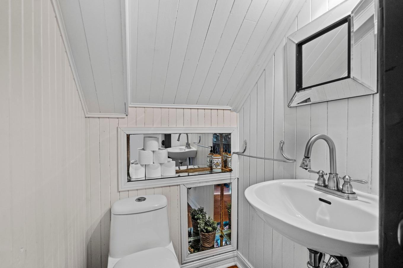 Powder room - 107 Rue Féré, Saint-Eustache, QC - Indoor Photo Showing Bathroom