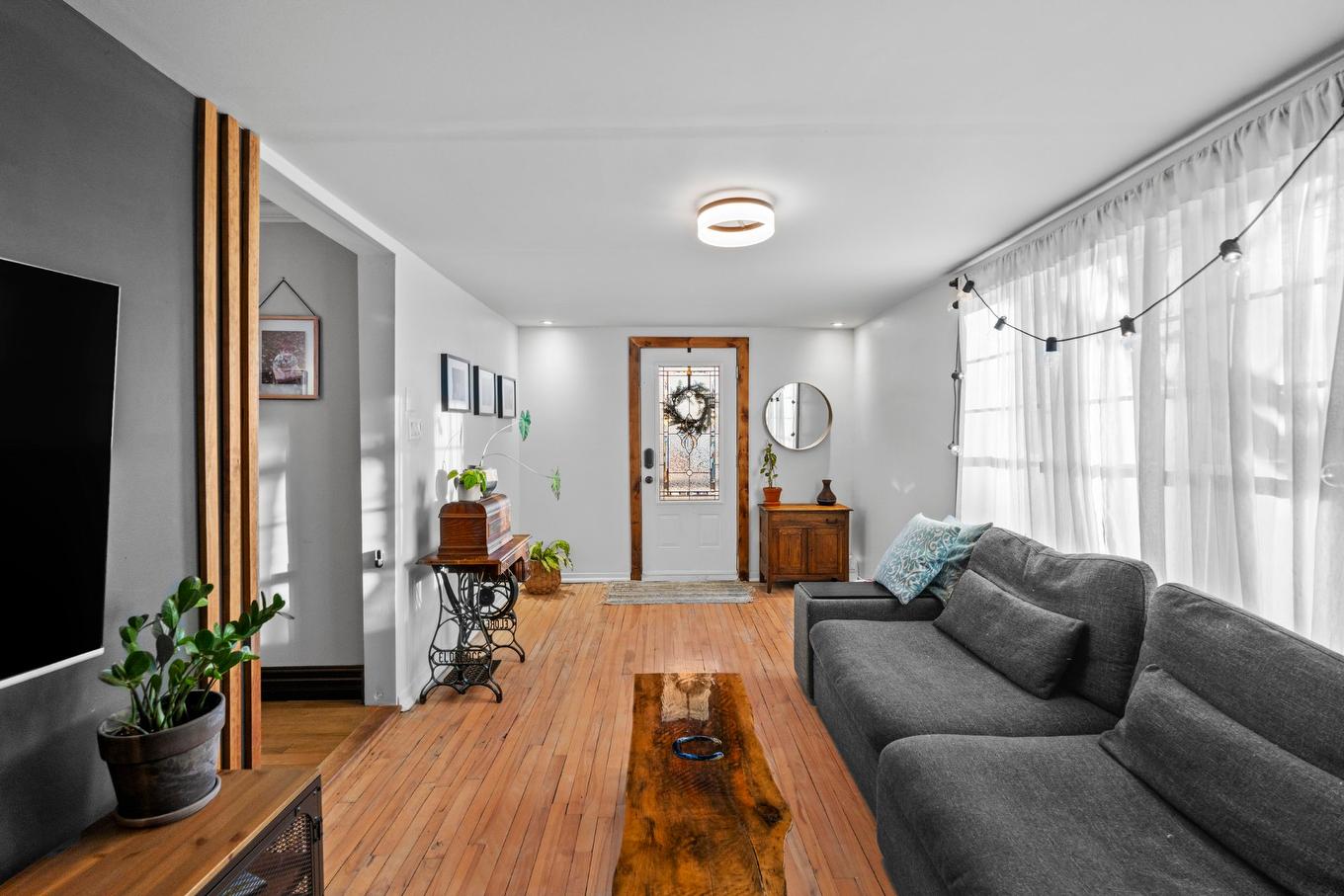 Living room - 107 Rue Féré, Saint-Eustache, QC - Indoor Photo Showing Living Room