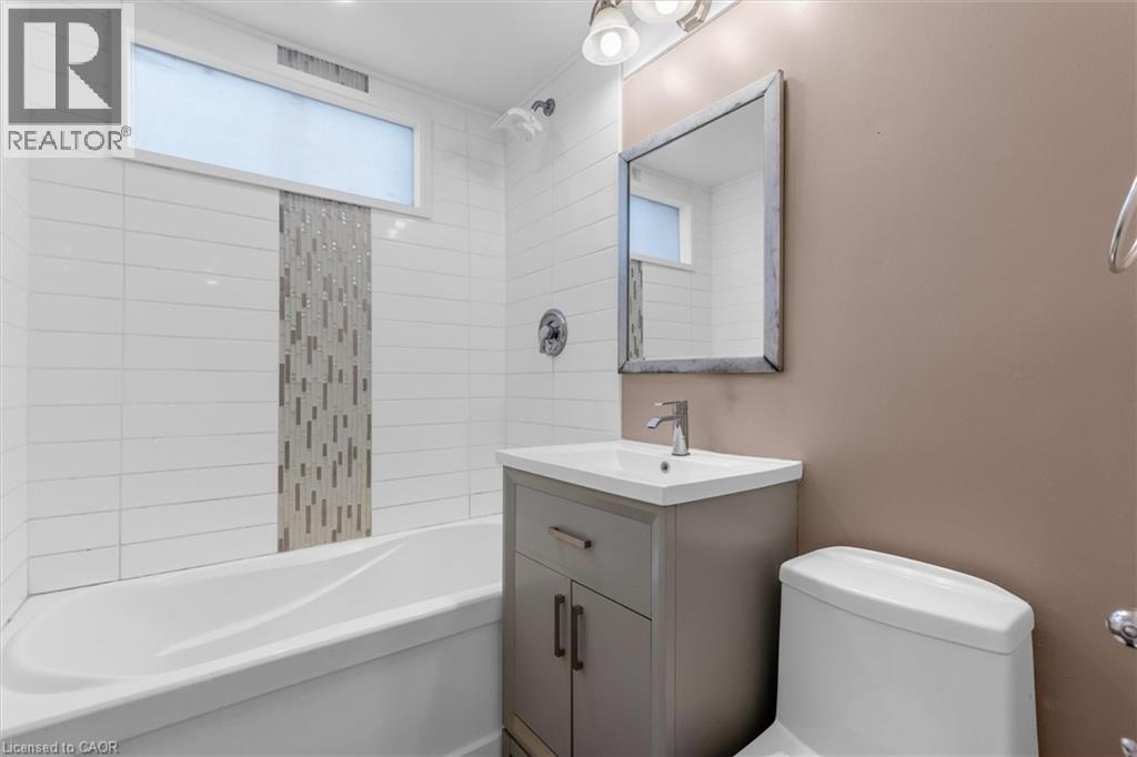 62 Bond Street, Kitchener, ON - Indoor Photo Showing Bathroom