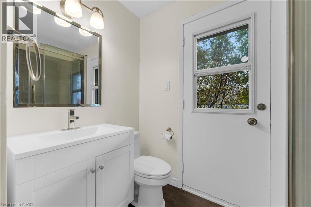 62 Bond Street, Kitchener, ON - Indoor Photo Showing Bathroom