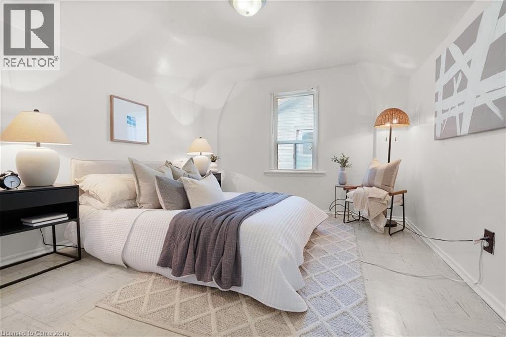 263 Mary Street, Hamilton, ON - Indoor Photo Showing Bedroom