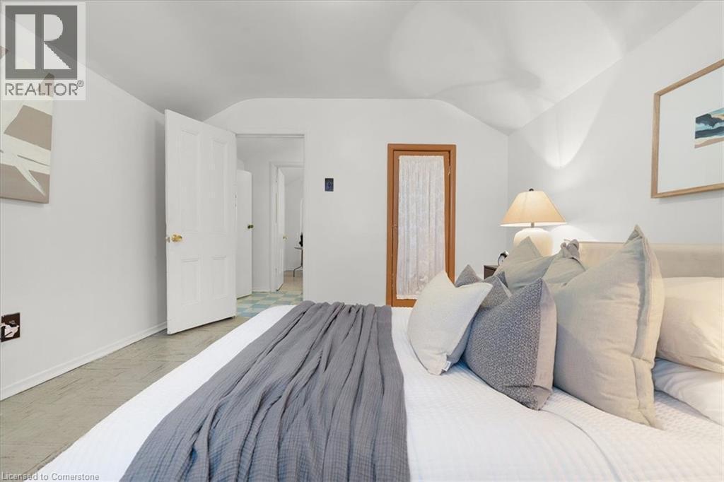 263 Mary Street, Hamilton, ON - Indoor Photo Showing Bedroom