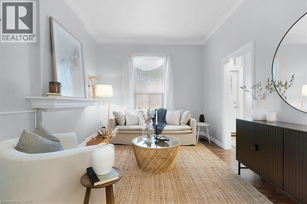 263 Mary Street, Hamilton, ON - Indoor Photo Showing Living Room