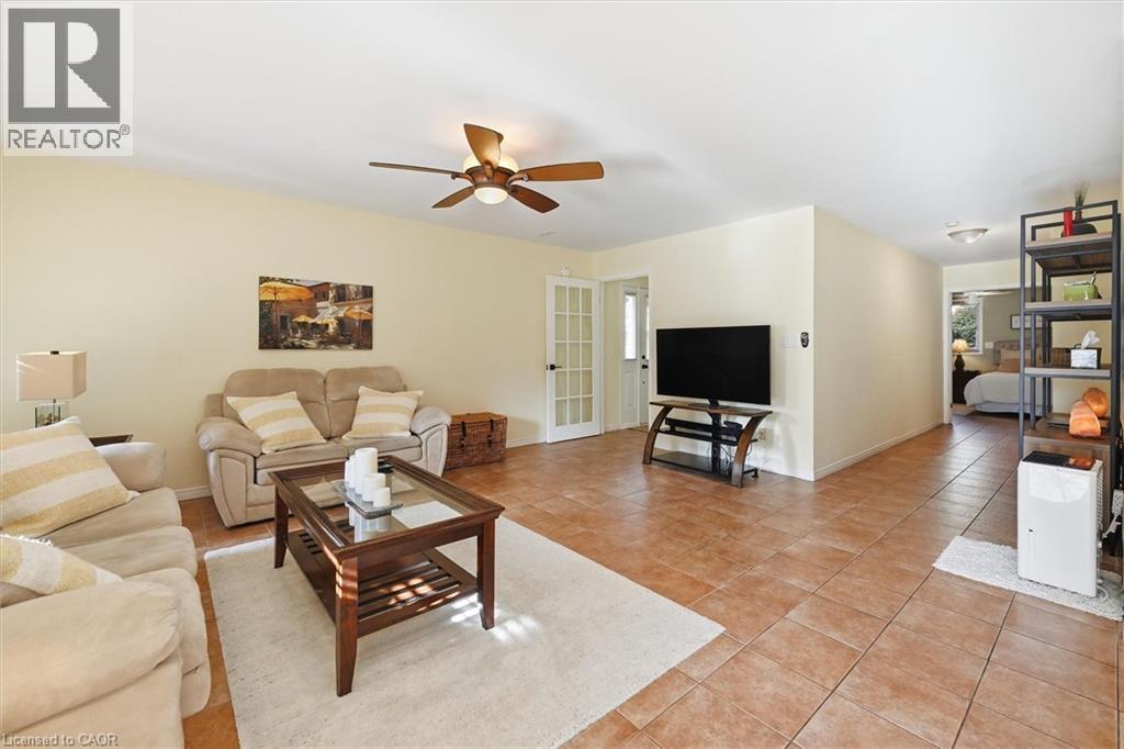 21 Arden Avenue, Hamilton, ON - Indoor Photo Showing Living Room