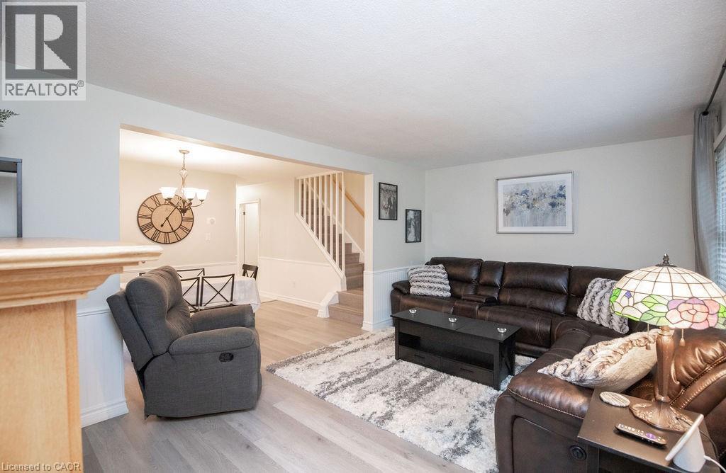138 Victor Boulevard, Hamilton, ON - Indoor Photo Showing Living Room
