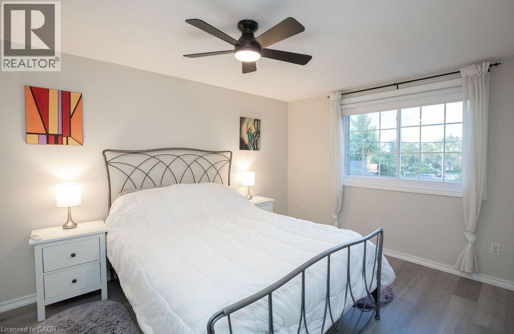 138 Victor Boulevard, Hamilton, ON - Indoor Photo Showing Bedroom