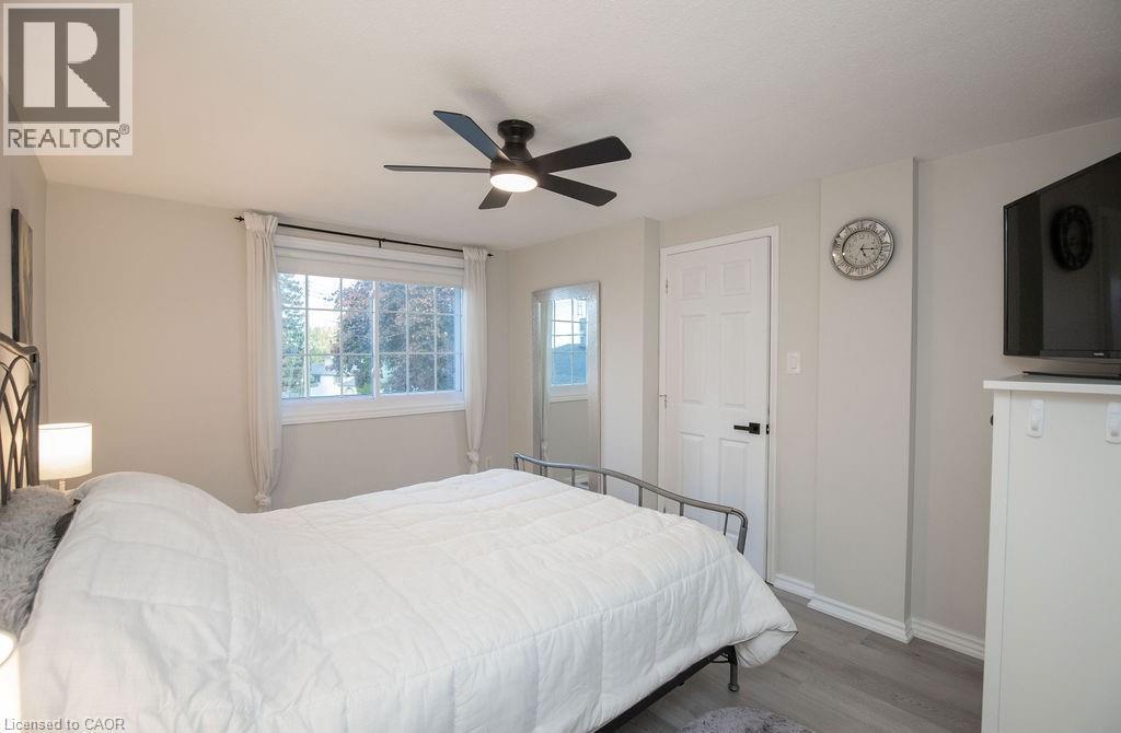 138 Victor Boulevard, Hamilton, ON - Indoor Photo Showing Bedroom