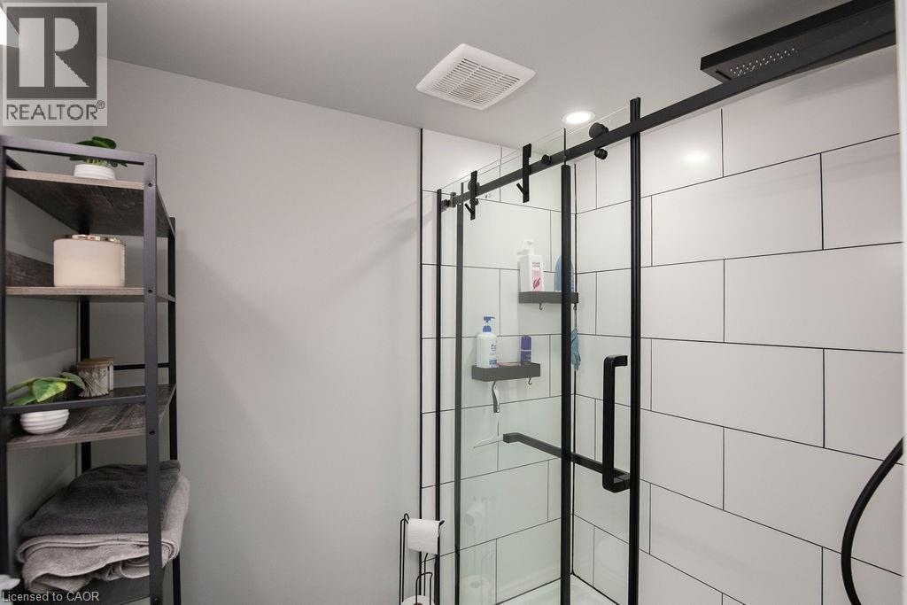 138 Victor Boulevard, Hamilton, ON - Indoor Photo Showing Other Room