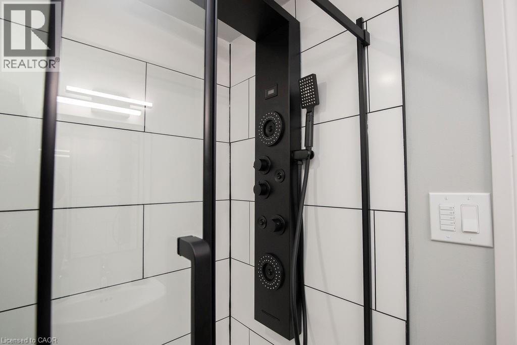 138 Victor Boulevard, Hamilton, ON - Indoor Photo Showing Other Room