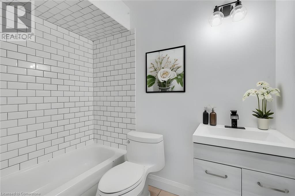 Full bath featuring vanity and washtub / shower combination - 897 Barton Street E, Hamilton, ON - Indoor Photo Showing Bathroom